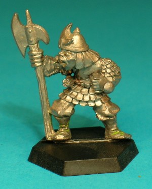 Pose 2, variant C. This variant is armed with a polearm with a wide axe blade on one side and a smaller, down-turned rear blade. The blade is facing to the right. He wears a conical helmet with a raised rim and a small spike, with a neckguard made of leather strips, and a crescent-moon symbol on the front. His head looks to the right, with an open mouth and a slightly protruding tongue