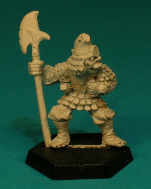 Pose 2, variant D. This variant is armed with a polearm with a wide, notched blade on one side and a smaller, down-turned rear spike. The blade is facing to the right. He wears a conical hat with a flat top, a small disc symbol on the front, and a scalemail neckguard. His head looks to the left, with a closed mouth and slightly protruding upper teeth.