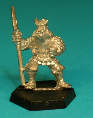 Pose 2, variant G. This variant is armed with a polearm with a narrow curved, single-bladed head, with the blade facing forwards. He wears a conical, fluted helmet with a top-spike, a crescent-shaped symbol on the front, and a leather-lined chainmail neckguard. His head looks forwards, with an open, snarling mouth.