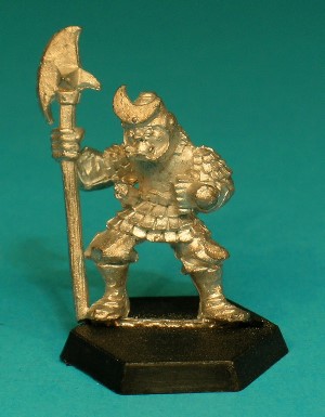 Pose 2, variant H. This variant is armed with a polearm with a wide axe-bladed with two large studs, with the blade facing to the right. He wears a round helmet with a crescent-shaped symbol on the front, a scalemail neckguard, and curved cheekguards. His head looks forwards, with a closed mouth with protruding lower fangs.