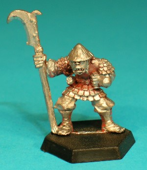 Pose 2, variant I. This variant is armed with a polearm with a curved, bill-hook type head, with the blade facing to the right. He wears a broad conical 'coolie' hat with a chinmail neckguard. His head looks forwards, with a slightly open, snarling mouth.