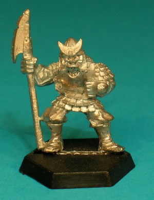 Pose 2, variant J. This variant is armed with a polearm with a narrow curved and notched, single-bladed head, with the blade facing to the right. He wears a conical, segmented helmet with a crescent-shaped symbol on the front, a scalemail neckguard, and curved cheekguards. His head looks forwards, with an open, shouting mouth.
